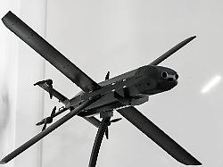 das modell einer hx 2 drohne ist bei helsing ausgestellt das ruestungsunternehmen hat sich auf den einsatz kuenstlicher intelligenz ki in waffen und aufklaerungssystemen spezialisiert