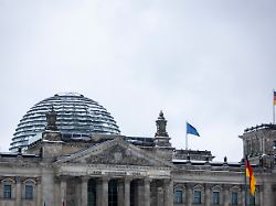 das reichstagsgebaeude im schnee in berlin 14 02 2025
