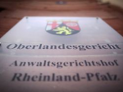 das tuerschild des oberlandesgerichts in koblenz