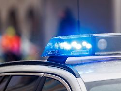 das eingeschaltete blaulicht ist auf dem dach von einem einsatzfahrzeug der polizei am 15 02 2026 bei einem polizeieinsatz in muenchen bayern zu sehen