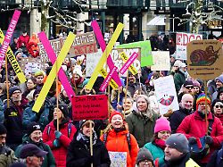 demo veranstaltung gegen die afd partei bunter und friedlicher protest auf dem hamburger rathausmarkt mit weit ueber 1000 teilnehmern mit plakaten schildern fahnen am samstag 14