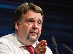 dennis radtke spricht auf der tagung die 40 bundestagung der christlich demokratischen arbeitnehmerschaft cda im congress centrum weimarhalle in weimar