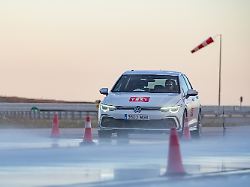 der ace hat 10 sommerreifen auf vw golf 8 getestet