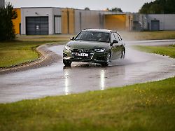 der adac hat fahr und bremsverhalten von 16 sommerreifen auf trockener und auf nasser strasse geprueft