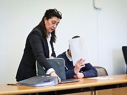 der angeklagte und seine anwaeltin guelbahar kisin l sind im gerichtssaal zu beginn eines prozesses vor dem landgericht am donnerstag begann der prozess gegen den 39 jaehrigen wegen totschlags