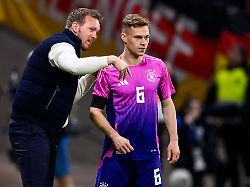 der bundestrsainer und sein kapitaen julian nagelsmann l und joshua kimmich r