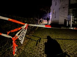 der einsatzort ist abgesperrt nach dem fund einer leiche in heusenstamm landkreis offenbach wird wegen des verdachts einer straftat ermittelt der bereich wurde abgesperrt