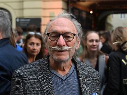 der regisseur franz xaver kroetz kommt zur muenchen premiere des siegel musicals ein bisschen frieden in das deutsche theater