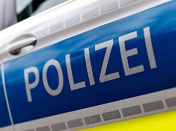 der schriftzug polizei ist an einem einsatzfahrzeug der polizei in muenchen bayern zu sehen