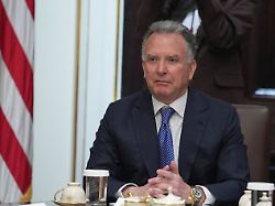 der us sondergesandte steve witkoff hoert waehrend einer kabinettssitzung im weissen haus zu