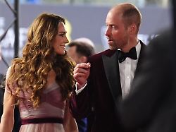 der britische thronfolger prinz william und seine frau prinzessin kate kommen zur verleihung der 79 british academy film awards bafta in der royal festival hall