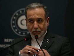 der iranische aussenminister abbas araghchi spricht zu journalisten waehrend einer gemeinsamen pressekonferenz mit seinem tuerkischen amtskollegen fidan