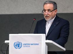 der iranische aussenminister abbas araghtschi spricht waehrend der abruestungskonferenz am europaeischen hauptsitz der vereinten nationen in genf