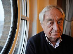 der niederlaendische schriftsteller cees nooteboom posiert am donnerstag 17 03 2011 in koeln nooteboom liest im rahmen des literaturfestivals lit cologne aus seinem buch schiffstagebuch