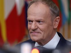 der polnische ministerpraesident donald tusk spricht mit den medien als er zu einem eu gipfel im gebaeude des europaeischen rates in bruessel eintrifft