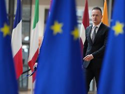 der ungarische aussenminister peter szijjarto trifft zu einem treffen der eu aussenminister im gebaeude des europaeischen rates in bruessel ein montag 23 februar 2026