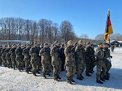 deutsche soldaten marschieren in formation beim uebergabeappell die bundeswehr brigade uebernimmt das kommando ueber den nato kampfverband in litauen