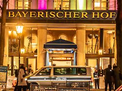 deutschland muenchen 12 februar 2026 polizei sichert am abend vor der eroeffnung den tagungsort der 62 muenchner sicherheitskonferenz muenchner sicherheitskonferenz 2026 vom 13 15