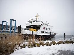 die faehre vitte liegt am anleger in schaprode die hiddensee faehre erlitt vor rund zwei wochen einen eisschaden am samstag nahm die faehre wieder den betrieb auf