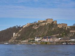 die festung ehrenbreitstein ist eine seit dem 16 jahrhundert bestehende urspruenglich kurtrierische spaeter preussische befestigungsanlage gegenueber der moselmuendung in koblenz