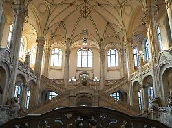 die kuppel ueber der eingangshalle des kriminalgerichts moabit