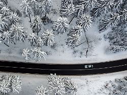 die kurve kriegen das ist im winter nicht nur im woertlichen sinne gemeint wegen glaettegefahr ein paar tipps koennen zudem helfen sprit zu sparen und damit finanziell besser ueber die runden zu kommen
