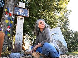 die mutter von laura dahlmeier susi dahlmeier sitzt vor der offiziellen umbenennung des kurparks in laura dahlmeier park im kuenftigen laura dahlmeier park bei einem dreh fuer das zdf