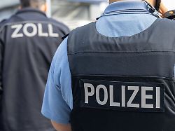 die polizei nahm den mutmasslichen drogenschmuggler am flughafen fest
