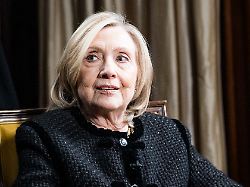 die ehemalige us aussenministerin hillary clinton im gespraech mit sandra maischberger das interview wird diesen mittwoch 18 02 26 in der sendung maischberger im ersten ausgestrahlt