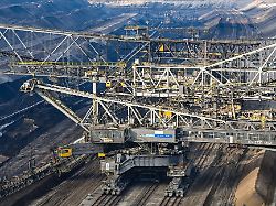 die gigantische foerderbruecke im ehemaligen tagebau jaenschwalde ist gesprengt worden