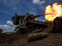 die ukrainischen streitkraefte kaempfen in der region donbass gegen den vormarsch der russischen truppen