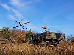 die von der bundeswehr veroeffentlichte aufnahme zeigt loitering munition des herstellers stark kurz vor dem auftreffen auf ein zielfahrzeug auf dem truppenuebungsplatz altmark bei hillersleben