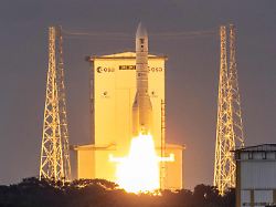 dieses foto zeigt die ariane 6 rakete die vom raumfahrtzentrum von guayana in kourou im franzoesischen ueberseedepartement guayana abhebt
