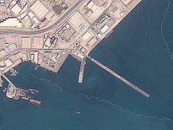 dieses satellitenfoto von planet labs pbc zeigt das hauptquartier der 5 flotte der us marine das dock ist leer