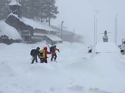 dieses vom nevada county sheriff s office zur verfuegung gestellte bild zeigt mitglieder eines rettungsteams in soda springs 1