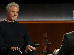 dieses von netflix via ap veroeffentlichte foto zeigt die schauspieler eric dane l und brad falchuk in einer episode von famous last words
