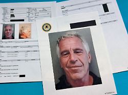 dokumente mit geschwaerzten passagen die in den vom us justizministerium freigegebenen jeffrey epstein akten enthalten sind werden am freitag 2 januar 2026 in washington gezeigt und fotografiert