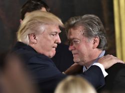 donald trump izq presidente de eeuu y stephen bannon su exasesor en la casa blanca en washington dc el 22 de enero de 2017