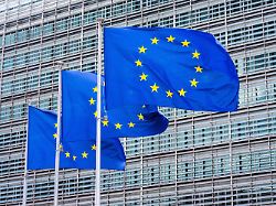 drei fahnen der europaeischen union wehen vor dem berlaymont gebaeude in bruessel dem sitz der eu kommission