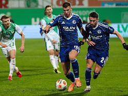 edin dzeko 10 fc schalke 04 und adil aouchiche 24 fc schalke 04 in aktion spvgg greuther fuerth vs fc schalke 04 fussball maenner 2 bundesliga saison 2025 2026 rueckrunde 24 spieltag 28 02