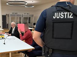 ein angeklagter r sitzt neben seinem anwalt klaus malek im gerichtssaal der mann steht im prozess um ein maedchen das aus dem erlebnisbad rulantica gelockt und missbraucht wurde vor gericht