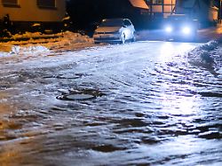 ein auto faehrt auf einer voellig vereisten und glatten strasse in der region hannover