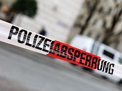 ein flatterband mit der aufschrift polizeiabsperrung ist am 12 02 2026 in muenchen bayern gespannt