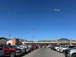 ein flugzeug fliegt ueber den internationalen flughafen el paso