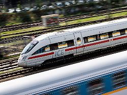 ein ice der deutschen bahn faehrt am 04 09 2024 ueber die gleise in muenchen bayern