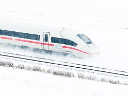 ein ice der deutschen bahn faehrt bei schnee in der region hannover auf der ice strecke hannover berlin