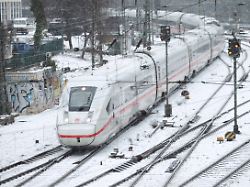 ein intercity express der deutschen bahn faehrt bei schneetreiben in den hauptbahnhof hamburg hinein st