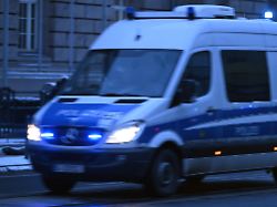 ein kastenwagen der polizei faehrt mit blaulicht auf der invalidenstrasse die polizei nimmt einen mann nach randale und flucht fest