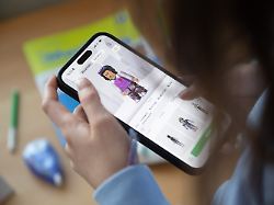 ein maedchen bedient ein smartphone auf dem die app roblox zu sehen ist gestellte szene