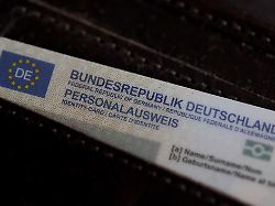 ein personalausweis der bundesrepublik deutschland in einem portmonnaie personalausweis am 13 10 2025 in siegen deutschland